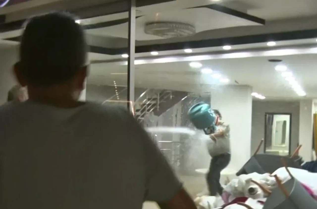 Çevredekiler kaldırımı koltuk yapıp film gibi izledi! Gelinliklerin üzerlerine kolonya döktü