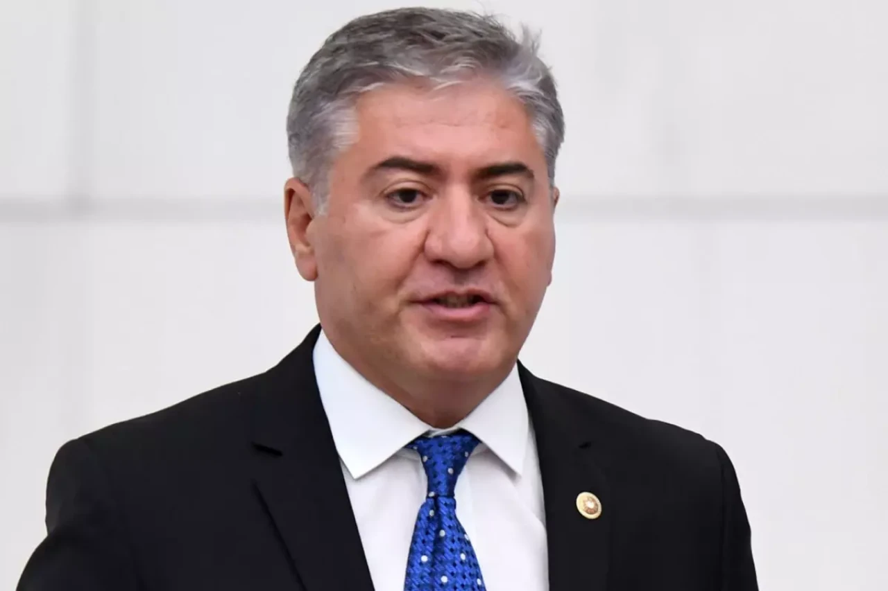 CHP Grup Başkanvekili Murat Emir, miting kürsüsünden düştü! Vücudunda kırıklar oluştu