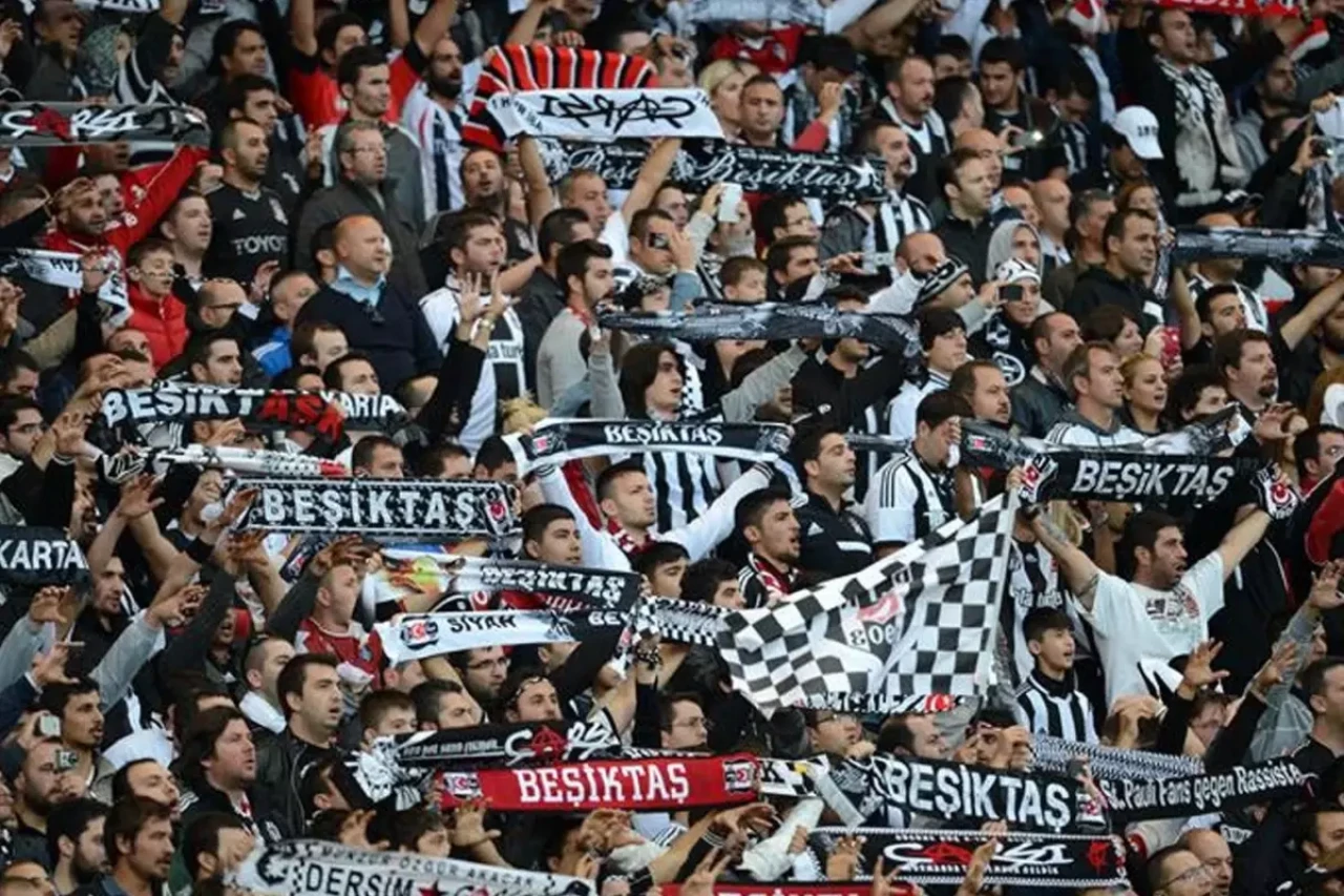 Beşiktaş tribünlerini ikiye bölen tezahürat