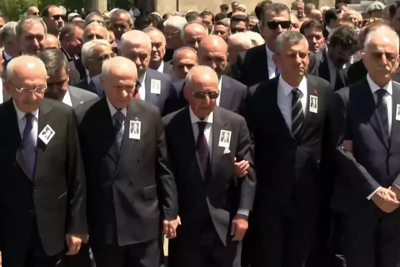 Altan Öymen'in cenaze töreninde dikkat çeken görüntü!