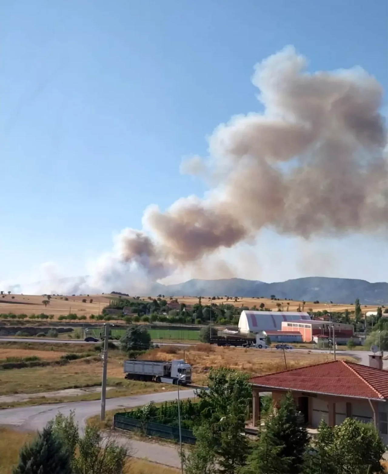 Kütahya'da orman yangını!  Çiftçiler traktörleriyle müdahaleye katıldı