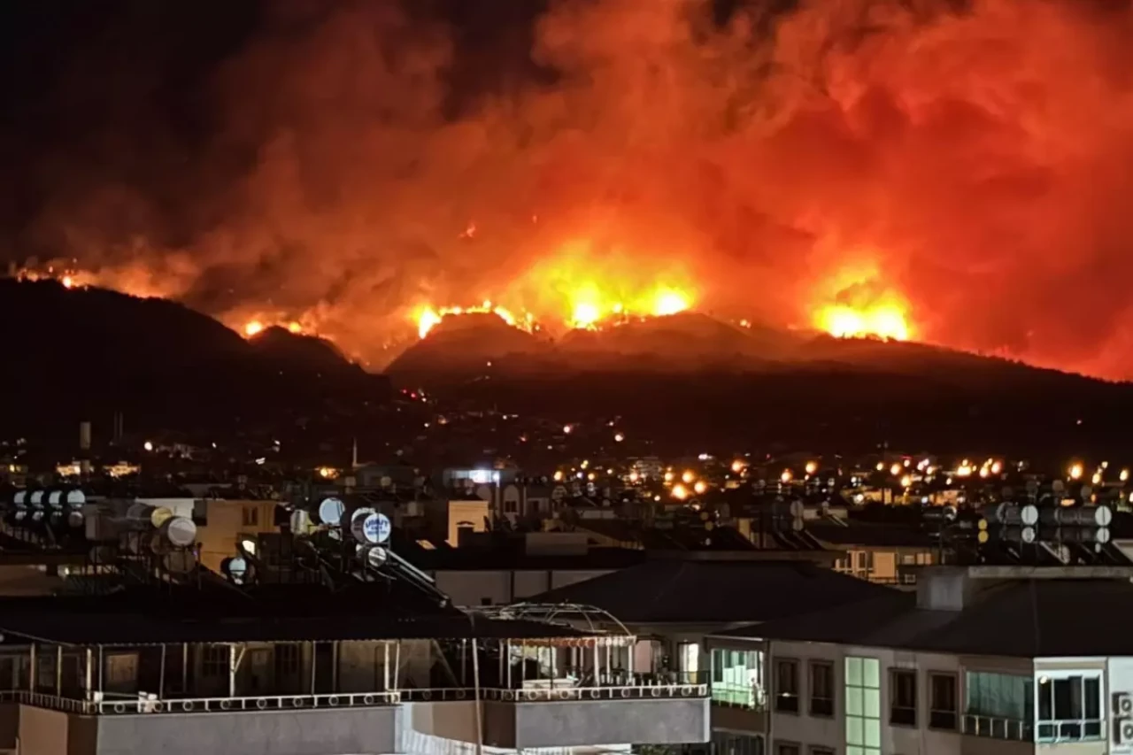 Hatay’daki orman yangınında 1870 tahliye!