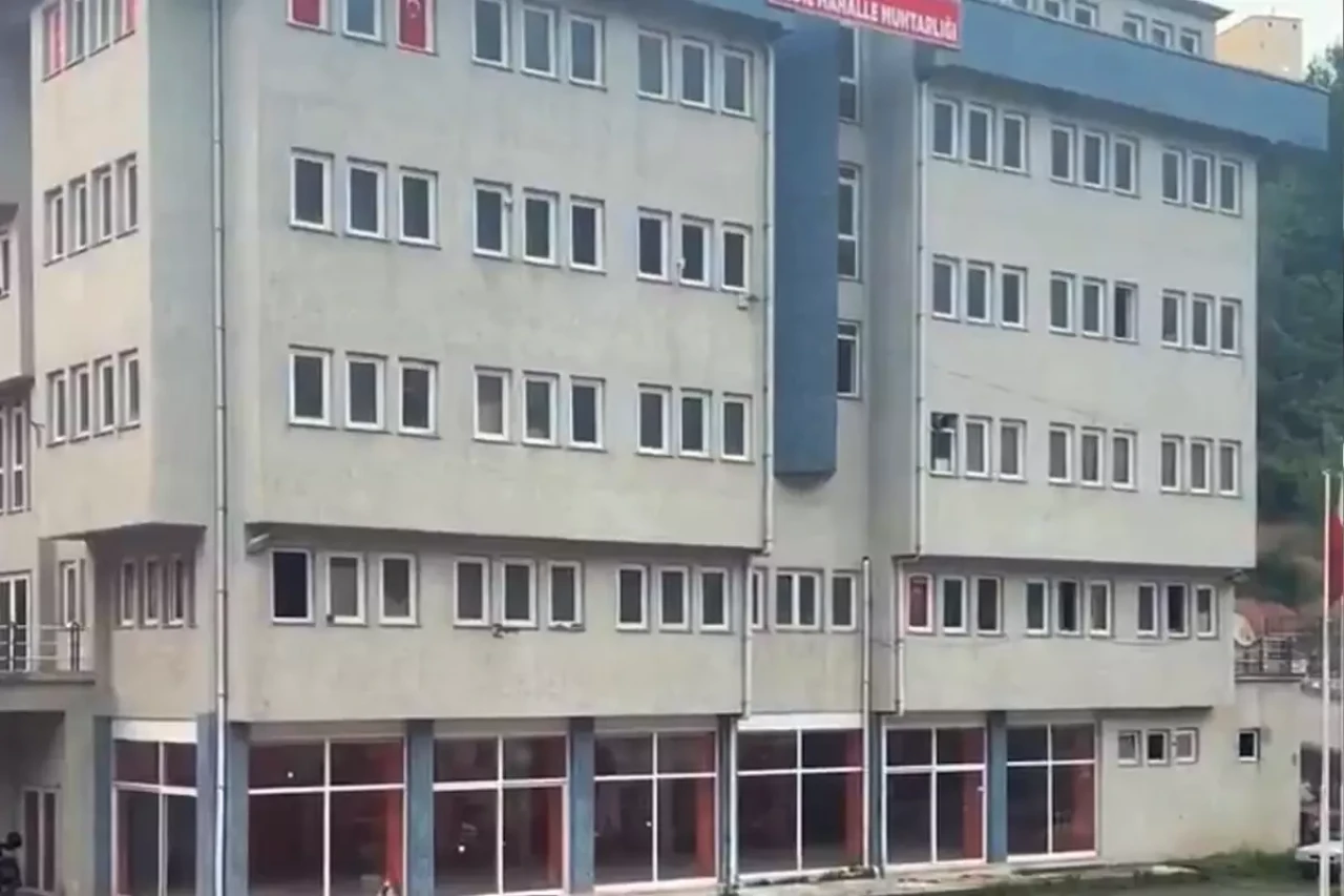 Devasa muhtarlık binasını gören vatandaş şaşıp kaldı