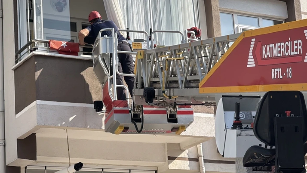 İşe gitmeyince arkadaşları telaşlandı! Ekipler camdan girdi bakın ne halde bulundu