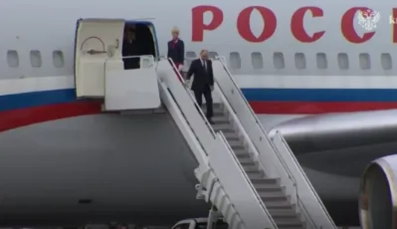 Vladimir Putin’in üzerinden bombardıman uçağının geçtiği anlar dikkat çekti