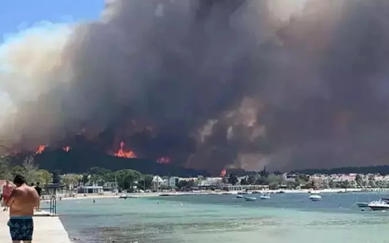 Çanakkale'de alevler dinmedi! Villalar küle döndü...
