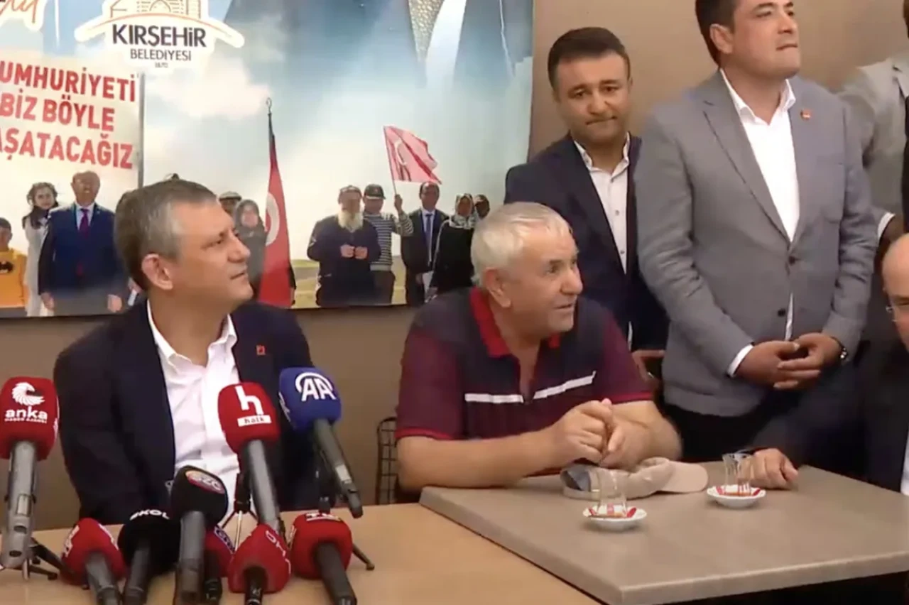 Özgür Özel'in emeklilerle  buluşmasında gergin anlar: "Yalakalık yapma"