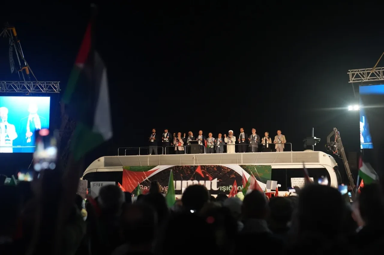 İstanbul'da Gazze için binlerce kişi 'Umut Işığı Ol' dedi! Diyanet İşleri Başkanı Ali Erbaş dua etti