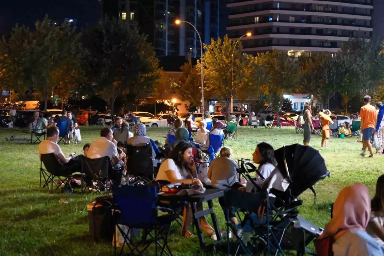 Bursa’da deprem korkusu: Bazı vatandaşlar geceyi sokakta geçiriyor!