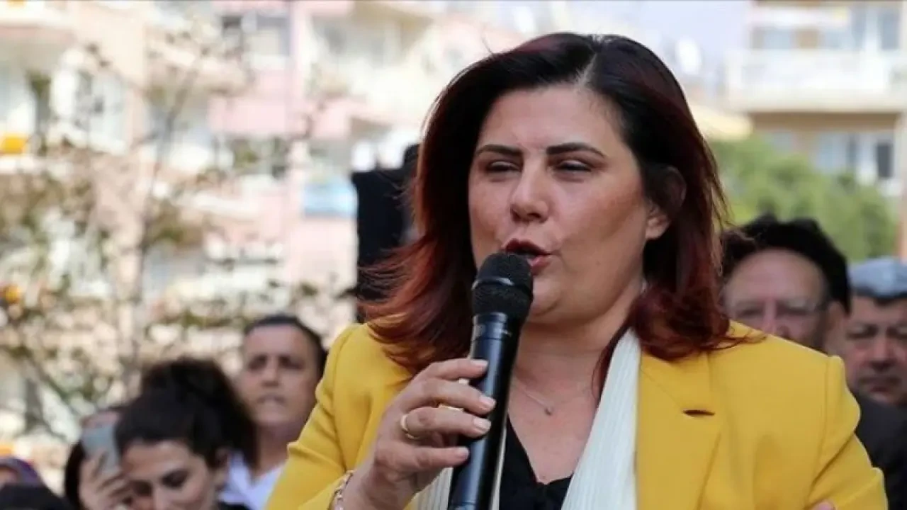 Özlem Çerçioğlu'ndan Özgür Özel'e miting sırasında özel pankart!