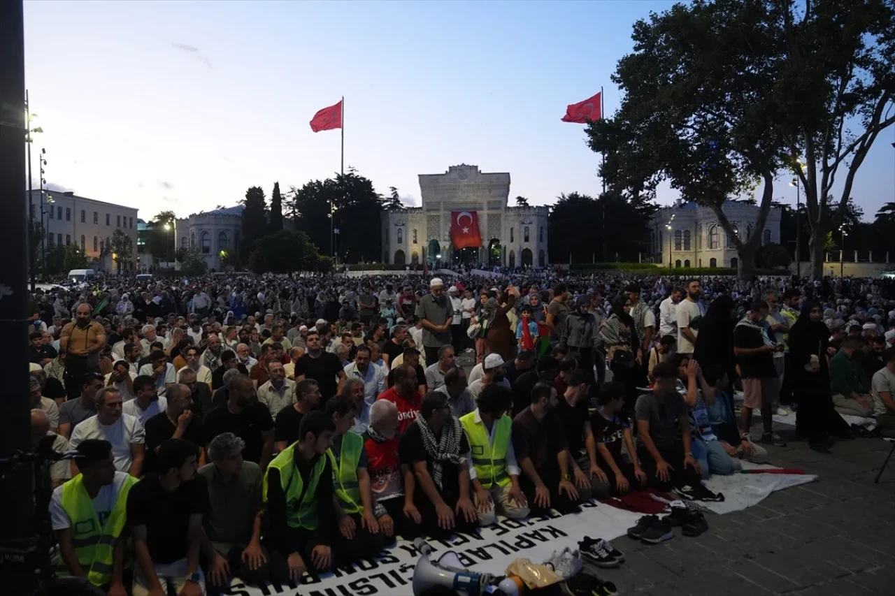 İstanbul’da “Gazze’ye Umut Işığı Ol” yürüyüşü: On binler Filistin için tek yürek