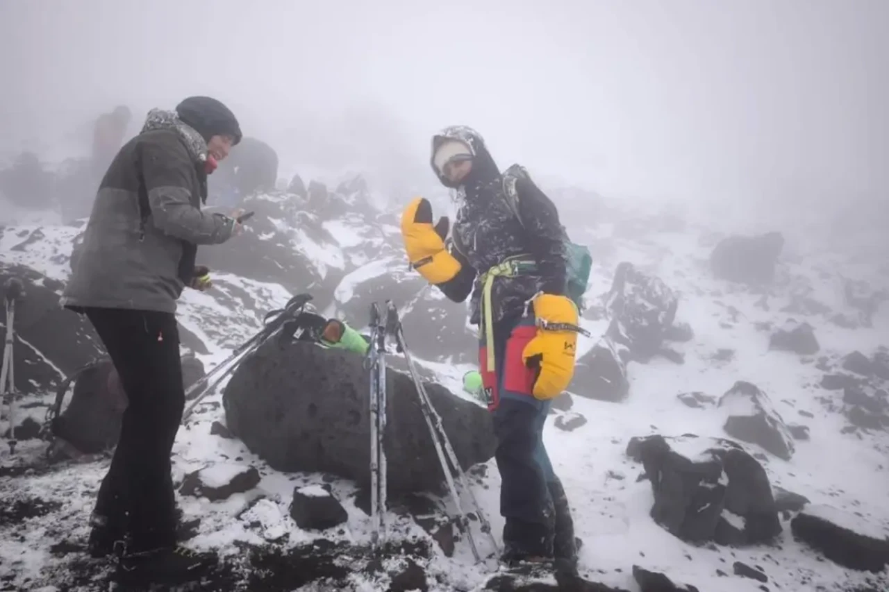 Bu görüntü Türkiye'nin çatısında çekildi! Saç ve sakalları dondu