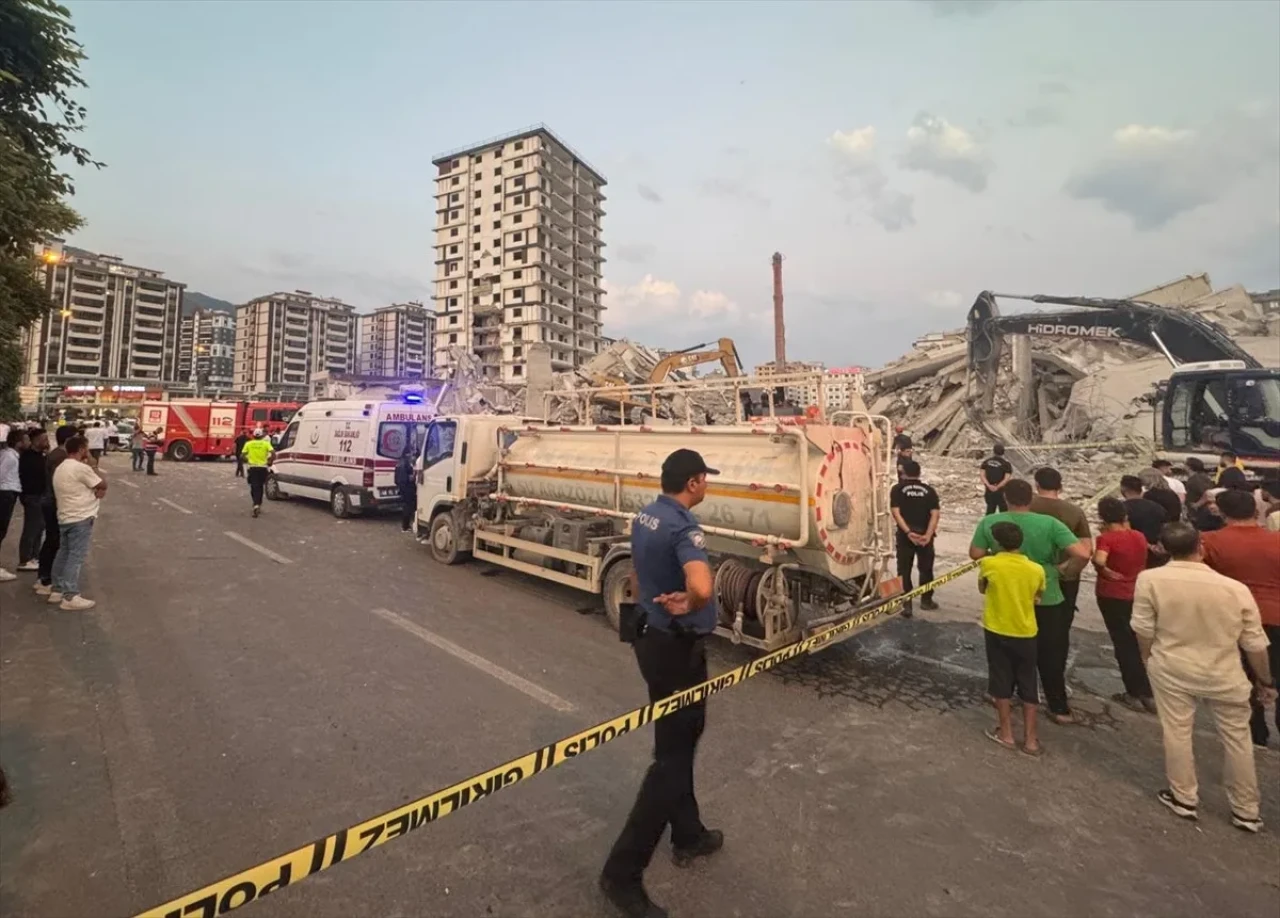 Kahramanmaraş'ta  hasarlı bina iş makinesine devrildi, operatör enkaz altında kaldı!