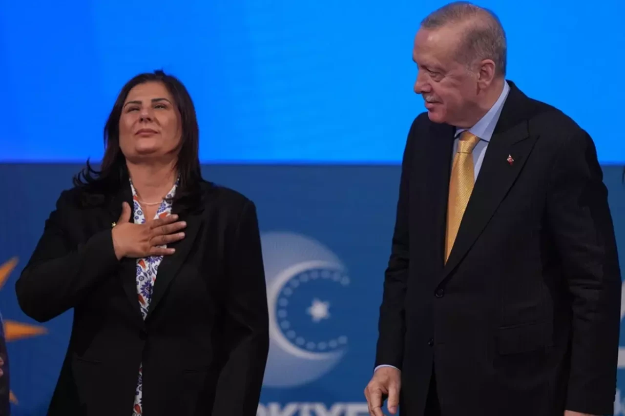 Gözlerden kaçan detay! Özlem Çerçioğlu, AK Parti'ye bir ilki yaşattı
