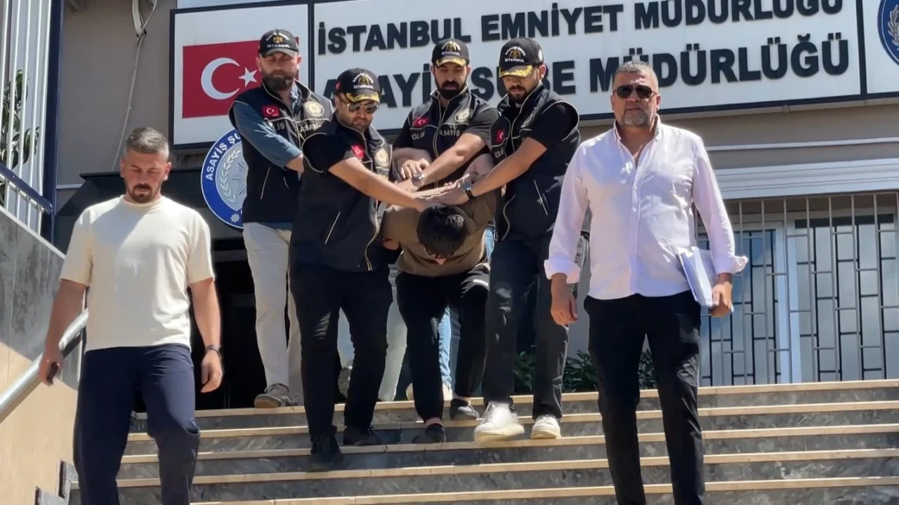 İstanbul'da dehşet! Eşini sokak ortasında satırla öldürdü