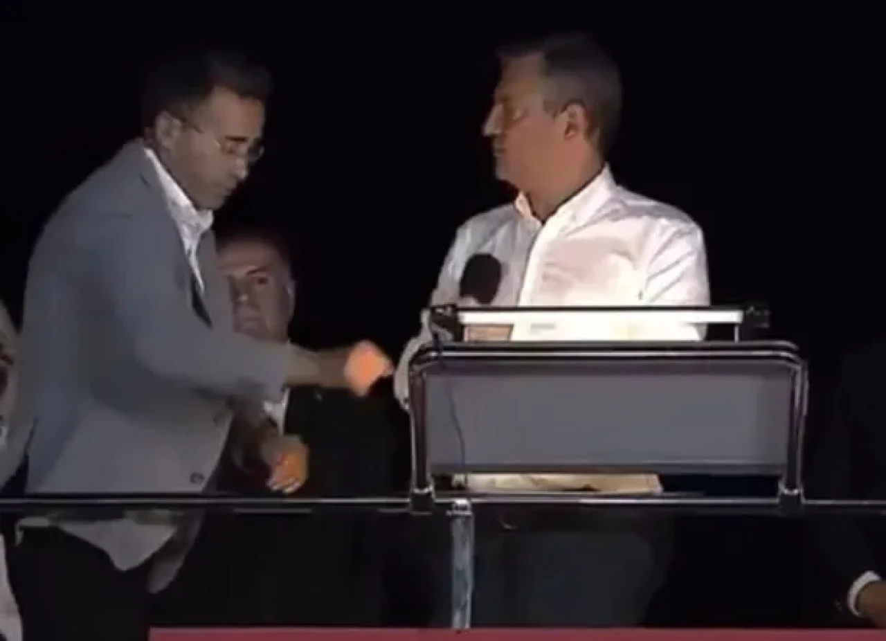 Özgür Özel'in Tuzla mitinginde kürsüde koruma müdürüne tavrı olay oldu