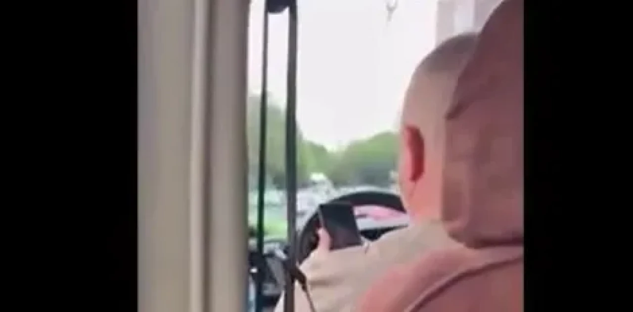 Minibüs şoförü kimseye aldırış etmeden cinsel içerikli film izledi...