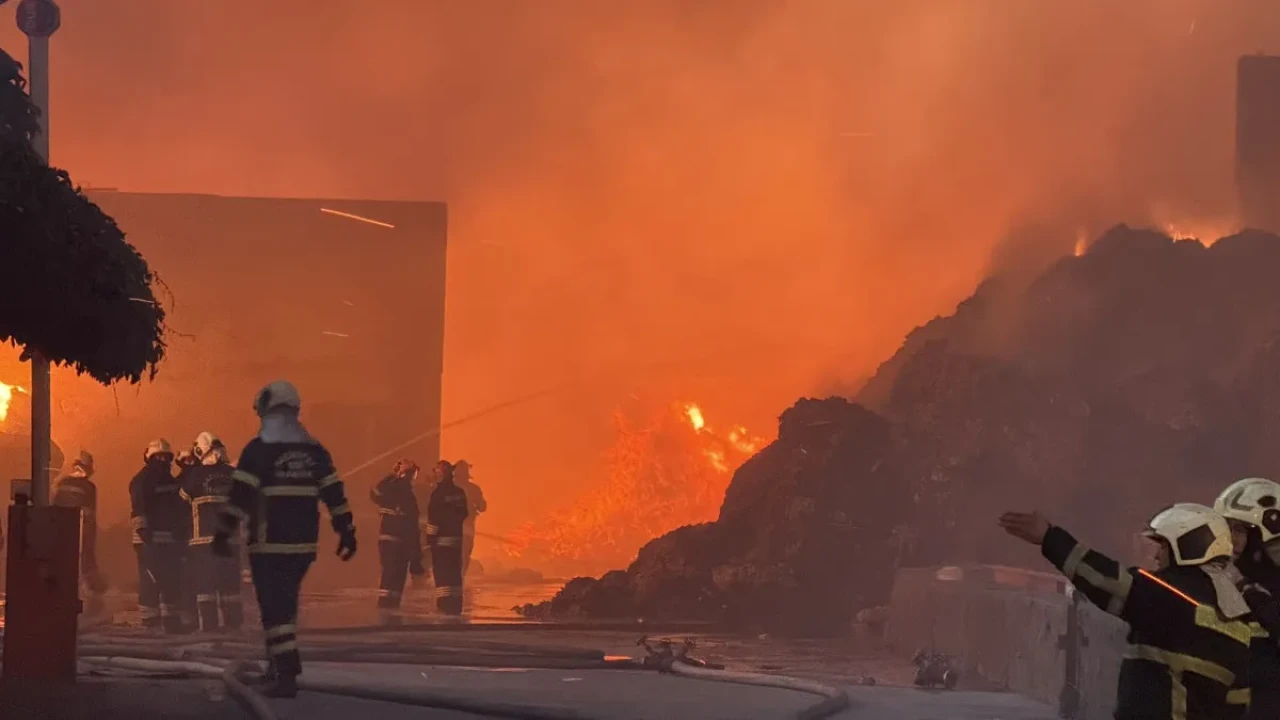 Gaziantep’te fabrika yangını 4. saatinde: 40 itfaiye aracıyla müdahale!