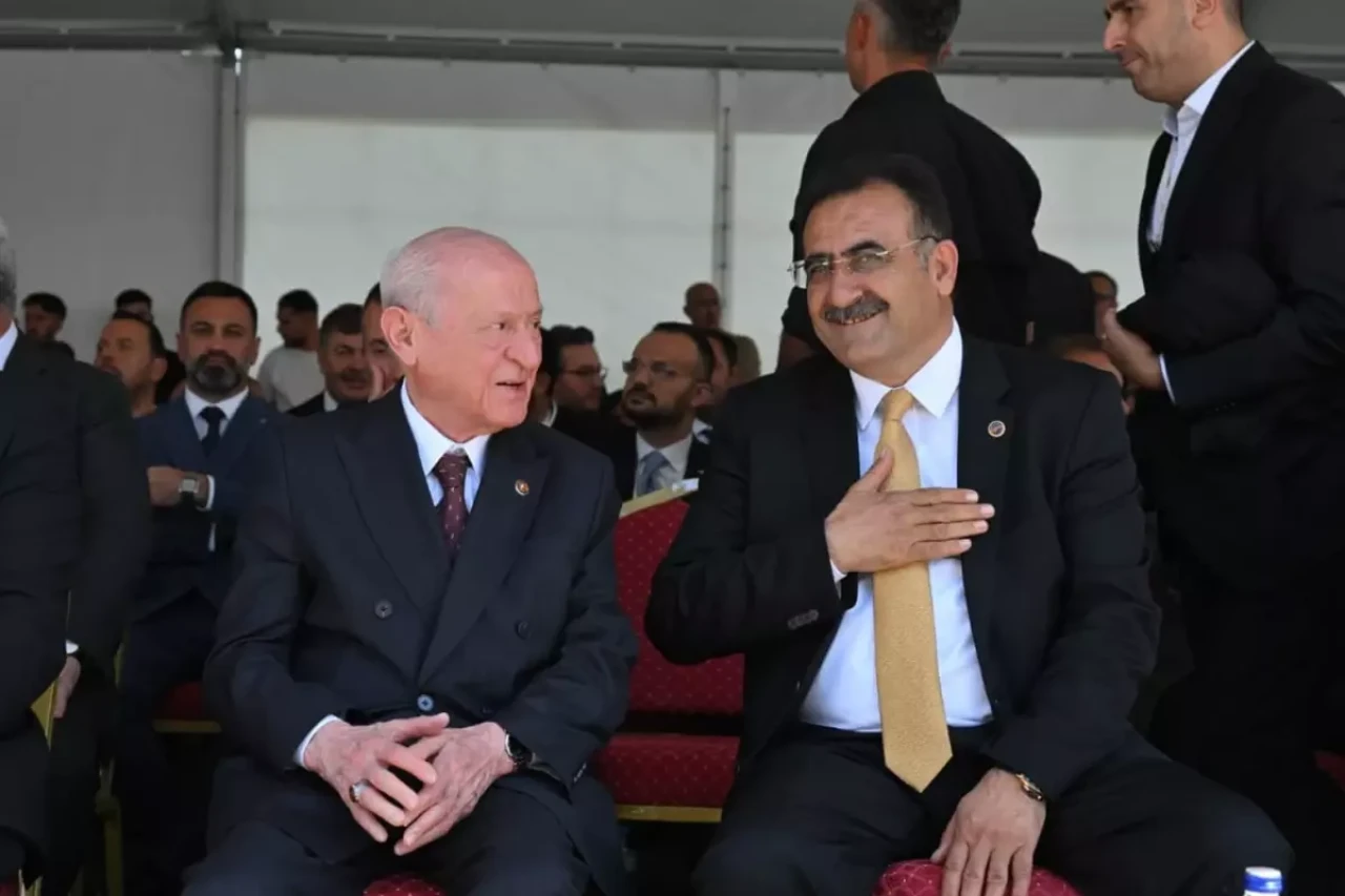 Malazgirt'teki programa damga vuran kare: Bahçeli'nin yanındaki isme dikkat