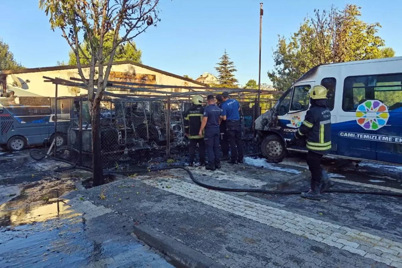 Belediyeye  ait temizlik araçları küle döndü!