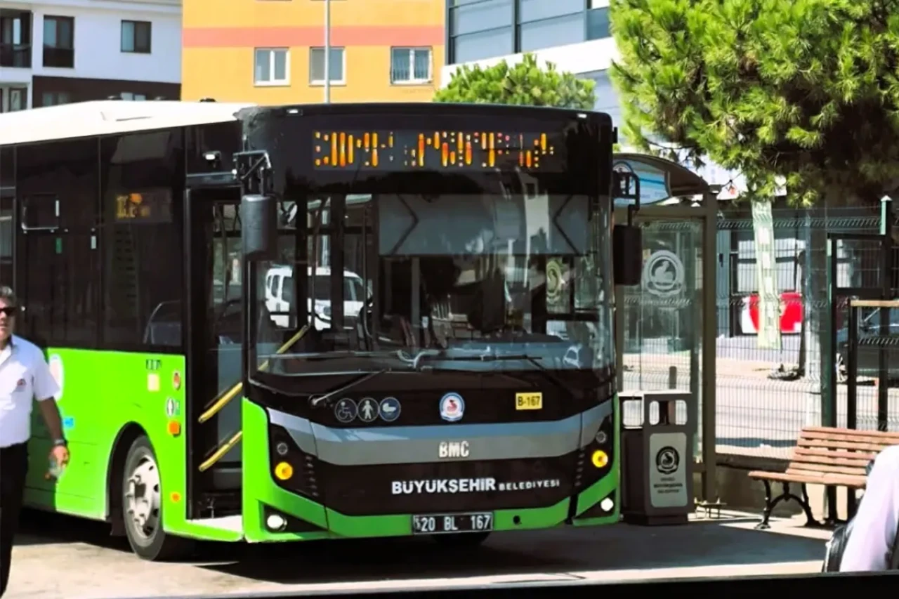 CHP'li belediyeden skandal uygulama! Otobüsler 30 Ağustos'ta bayraksız sefer yaptı