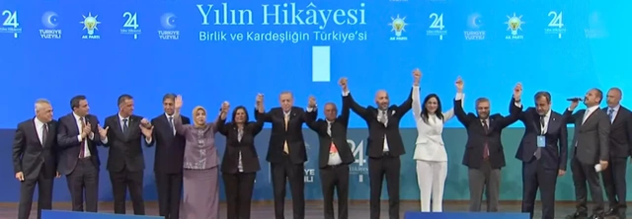 Özlem Çerçioğlu AK Parti'ye katıldı, rozeti taktı!