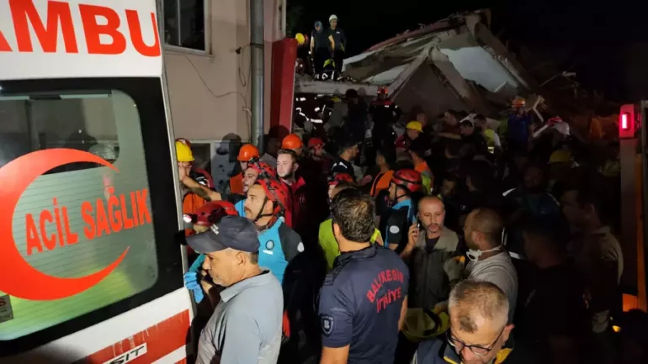 Balıkesir'de meydana gelen depremde 10'dan fazla bina yıkıldı! İşte son durum ...