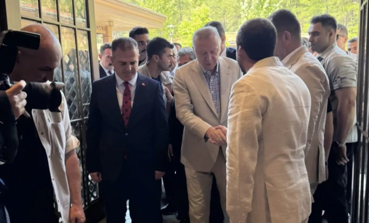 Cumhurbaşkanı Erdoğan'ın yazlık kıyafeti gündem oldu!