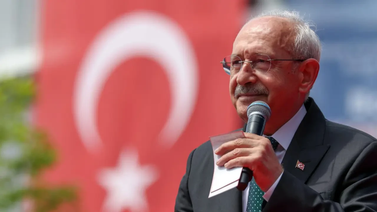 Olay iddia! Kemal Kılıçdaroğlu canlı yayındaki gazetecinin cebine bu mesajı attı