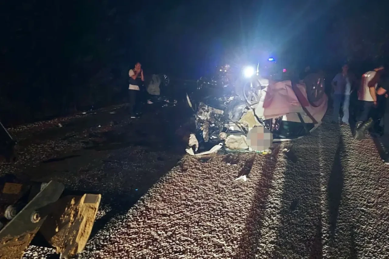 Çanakkale'de iki otomobil kafa kafaya çarpıştı: 6 kişi hayatını kaybetti