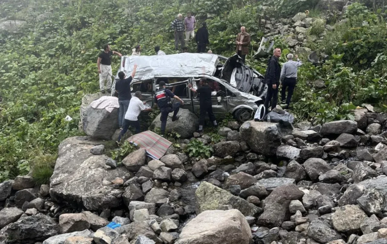 Trabzon'da feci kaza: Arap turistleri taşıyan minibüs devrildi! 2 ölü