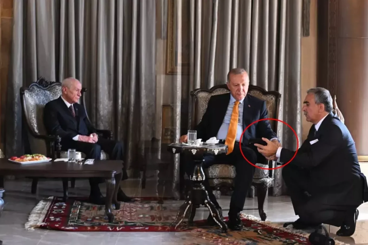 Programda ilginç anlar: MHP Lideri Bahçeli, Cumhurbaşkanı Erdoğan'a 2 eser dinletti