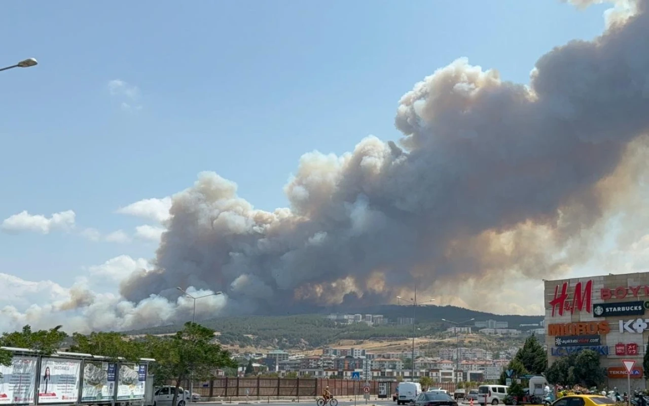 Çanakkale’de orman yangını büyüyor: Üniversite kampüsü ve köyler tahliye edildi!