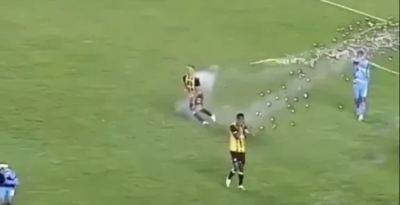 İsrailli taraftarlardan  futbolcuya havai fişek! Futbolcu yaralandı, yangın çıktı