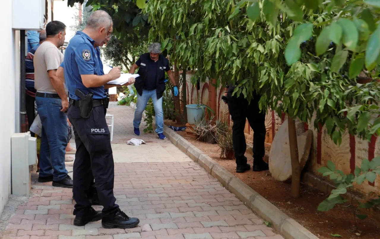 Antalya’da eski eş dehşeti: Kadın ve Erkek arkadaşı bıçaklandı!