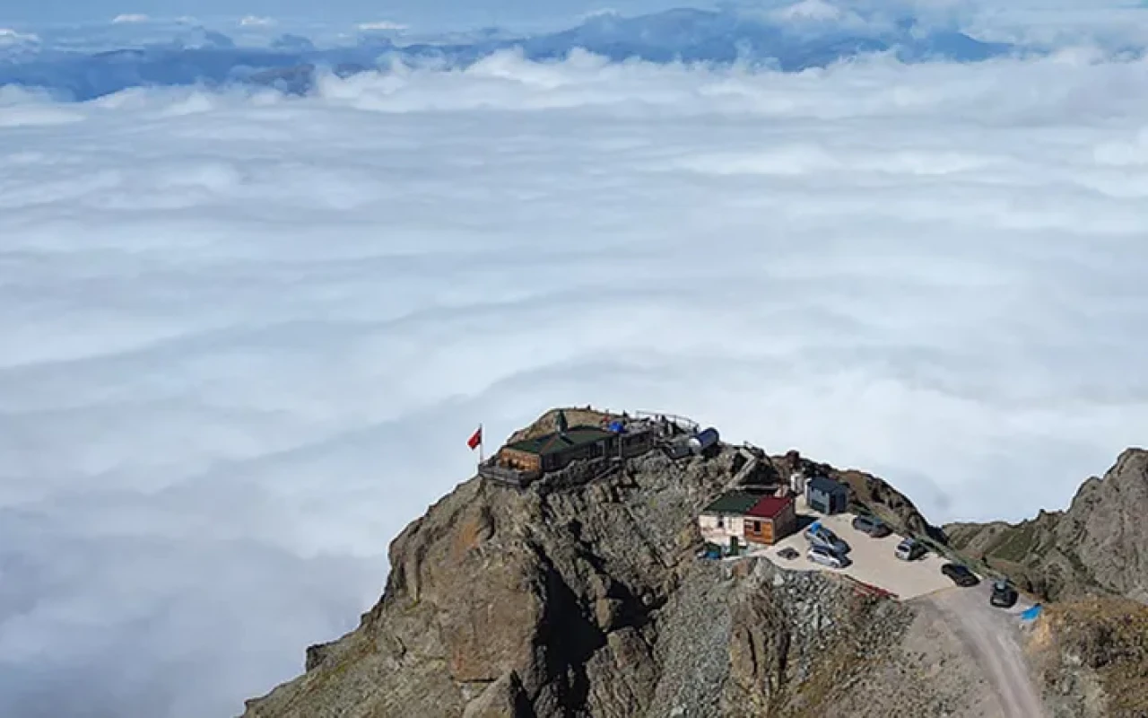 Bayburt'ta uçurumdaki mescit görenleri şaşkına çeviriyor