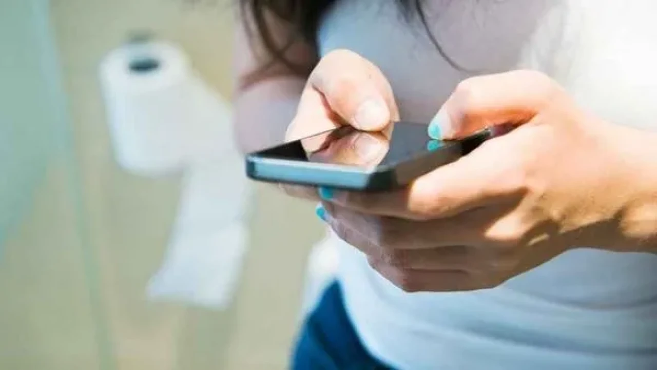Cep telefonu ile tuvalete gidenler dikkat! Uzman isim üstüne basa basa uyardı