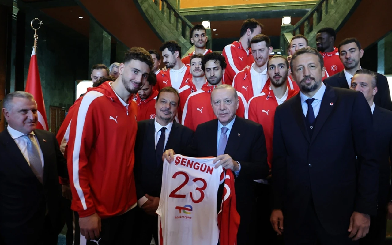 Cumhurbaşkanı Erdoğan A Milli Erkek Basketbol takımı’nı kabul etti