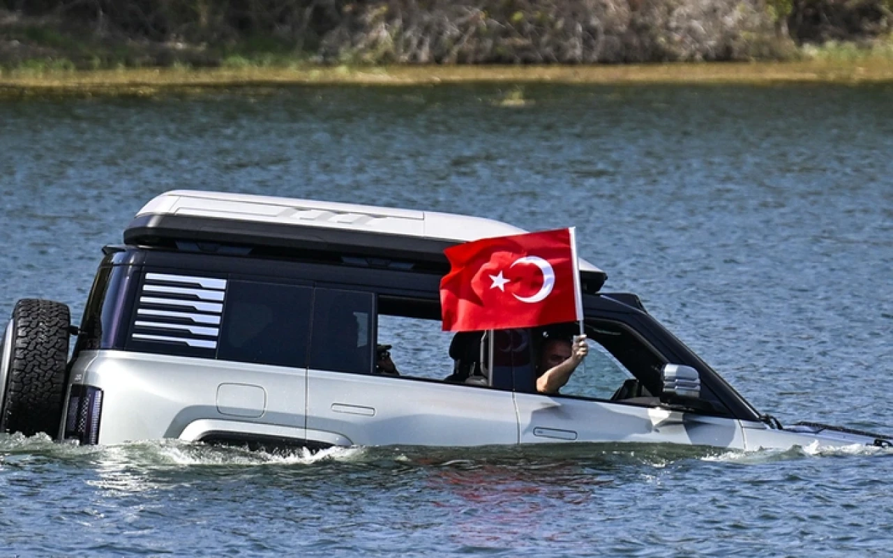 BYD'den süper otomobil! YANGWANG'ın U8 ve U9 modeli olay yarattı