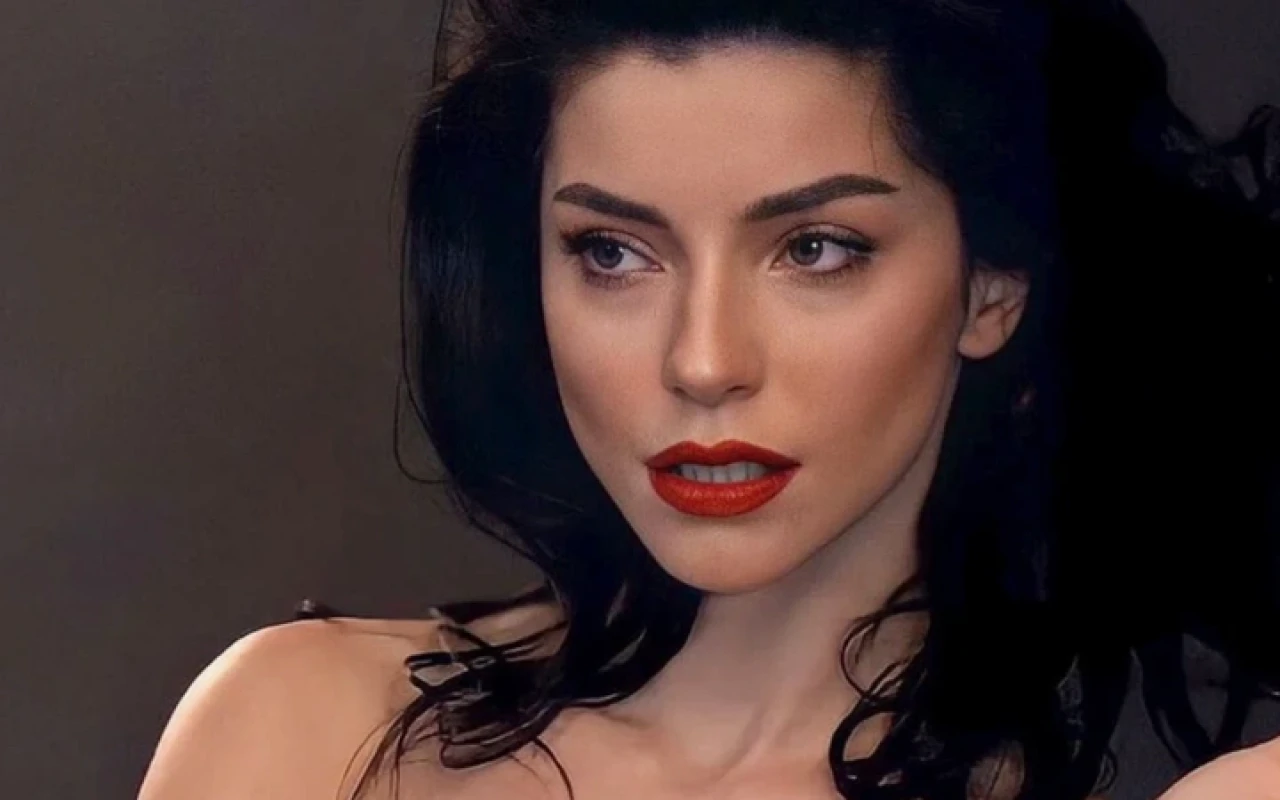 Merve Boluğur şaşırttı: Saçlarının rengini değiştirdi bambaşka biri oldu!