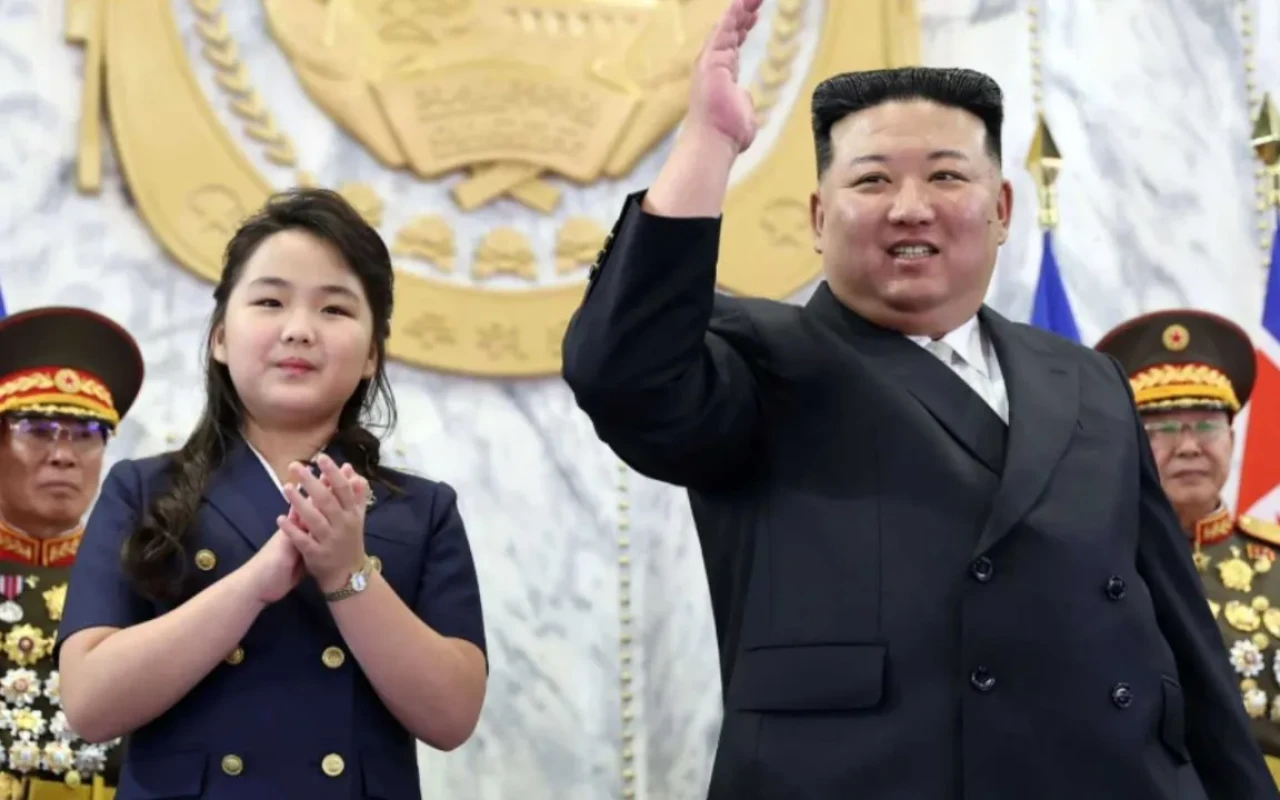 Kim Jong Un halefi olması beklenen kızını dünyaya tanıttı