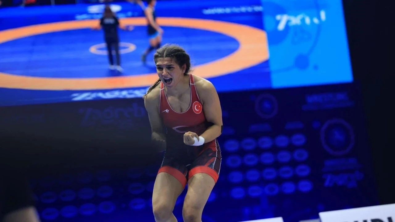 Nesrin Baş Dünya Güreş Şampiyonası’nda gümüş madalya kazandı
