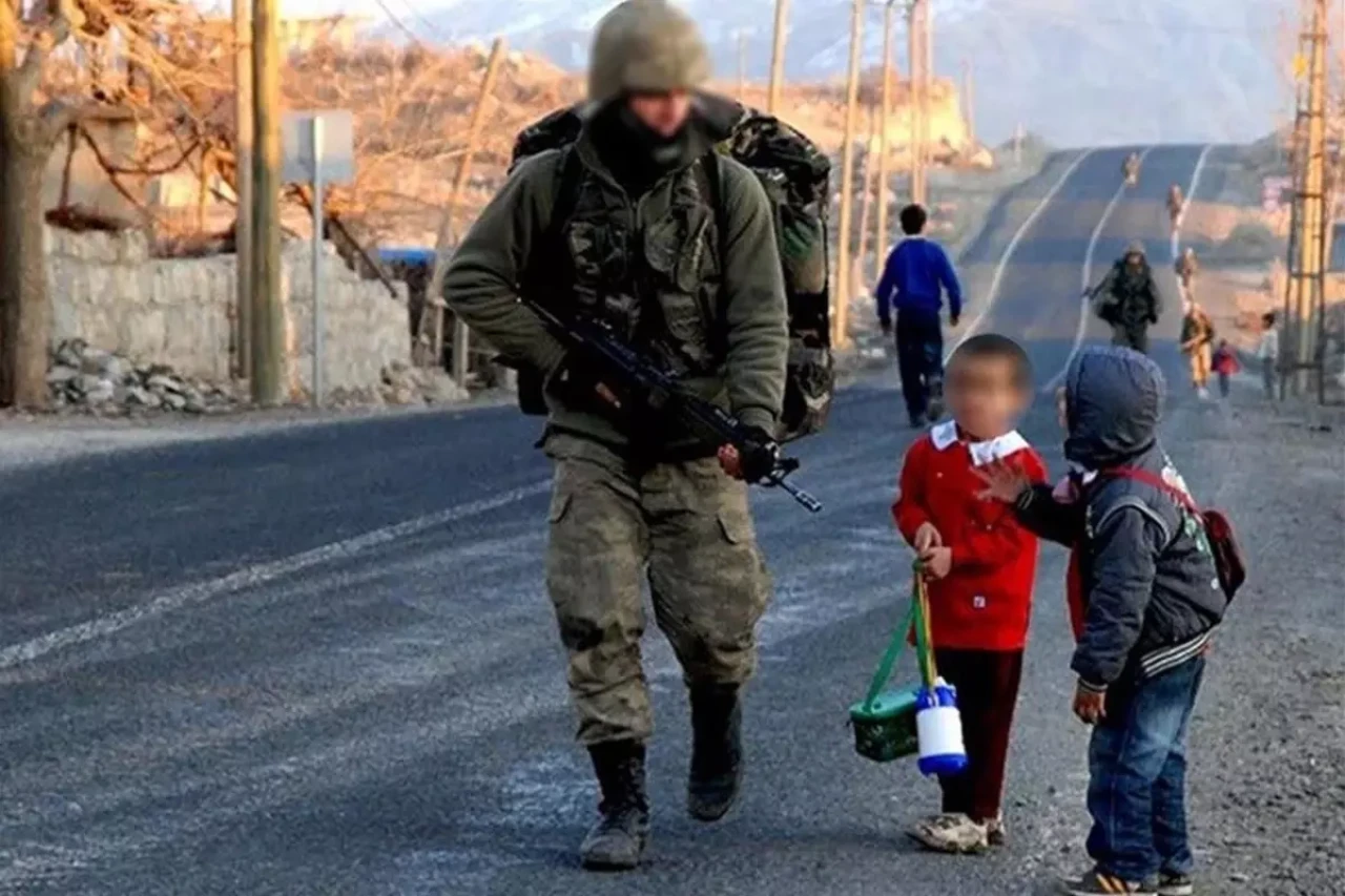 Çocuklara su veren askerlere soruşturma mı açıldı? MSB'den tartışılan iddiaya yanıt