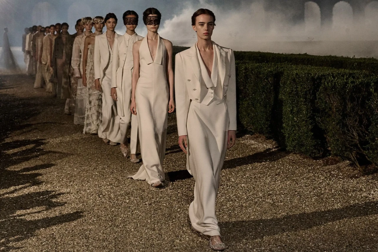 Moda Tutkunları İçin Abiye Elbise Seçimleri: Pembe, Sarı ve Bordo