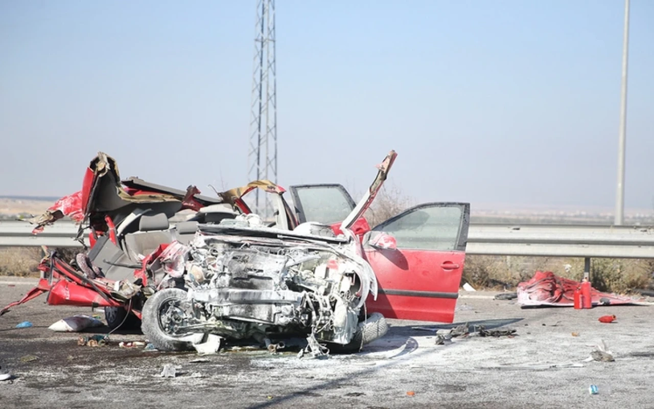 TIR'a arkadan çarptı! Otomobil resmen paramparça oldu, ölenler var