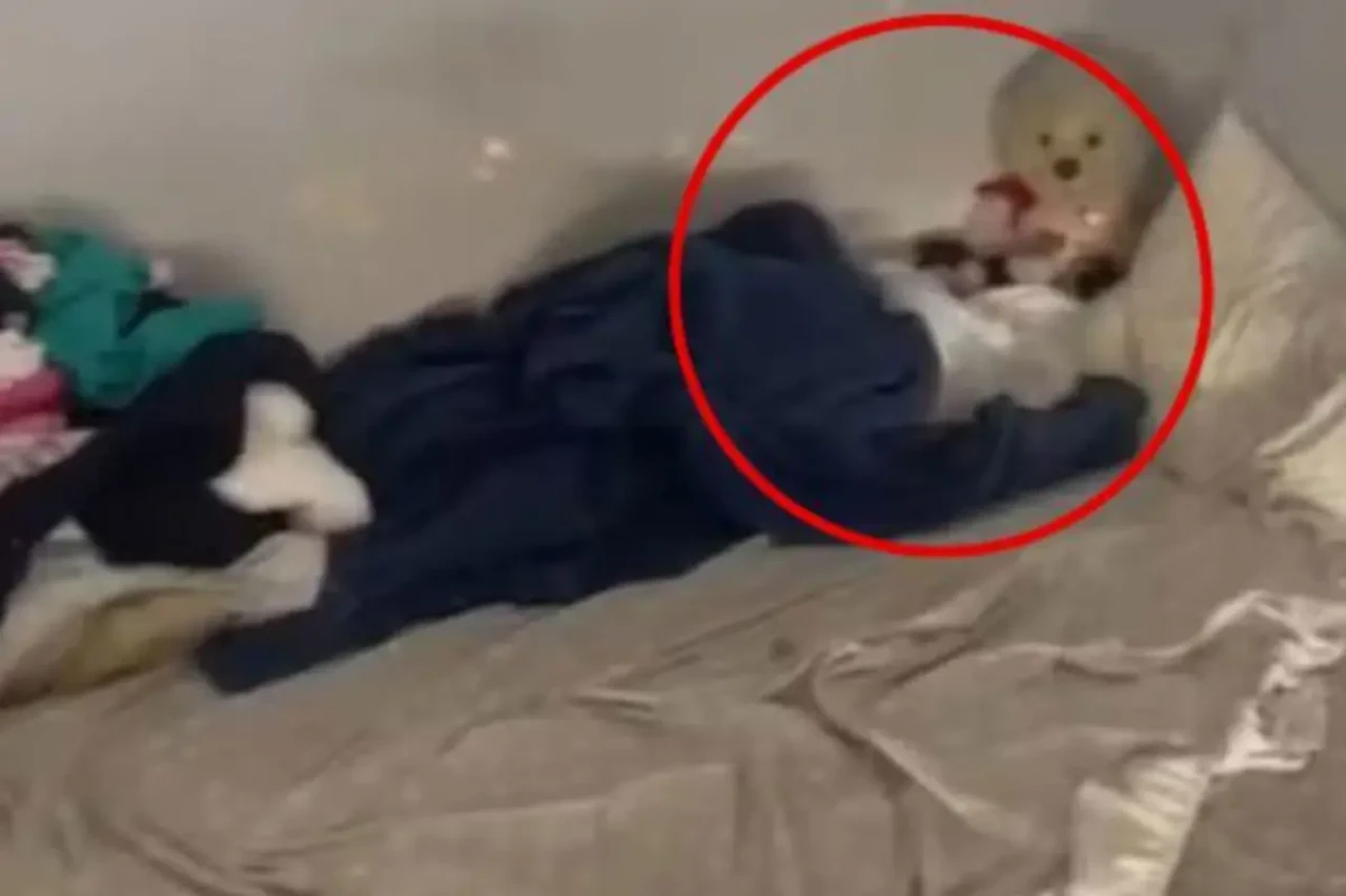 Doğumundan bu yana odaya kilitlenen 6 yaşındaki kız çocuğu kurtarıldı