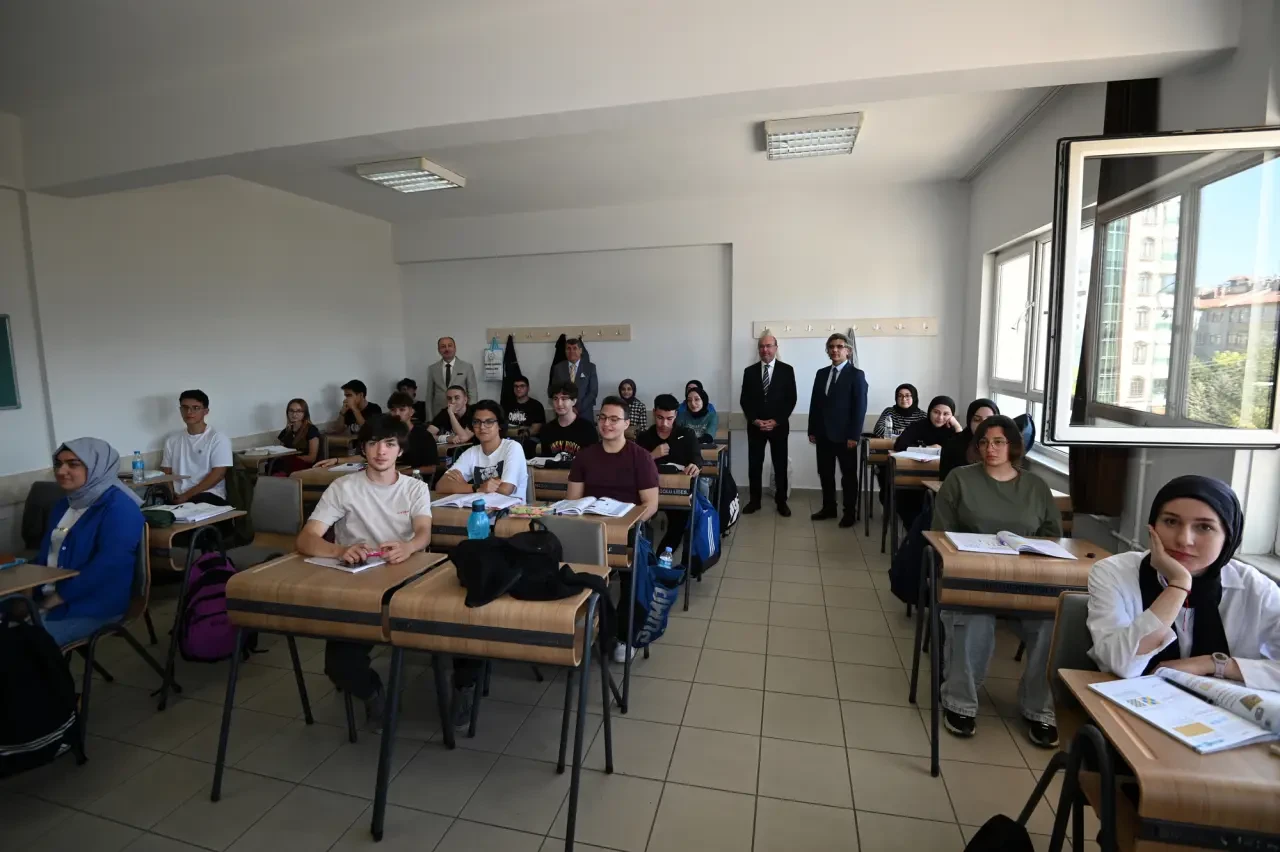 Liselerde 4 yıllık zorunlu eğitim kalkıyor mu?