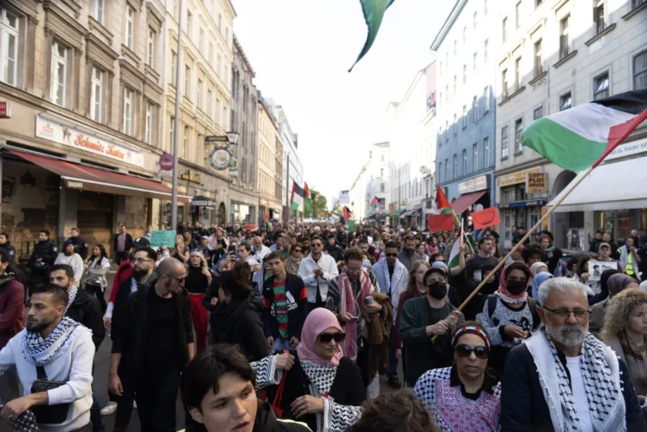 Berlin’de Filistin’e destek yürüyüşüne 100 bini aşkın kişi katıldı