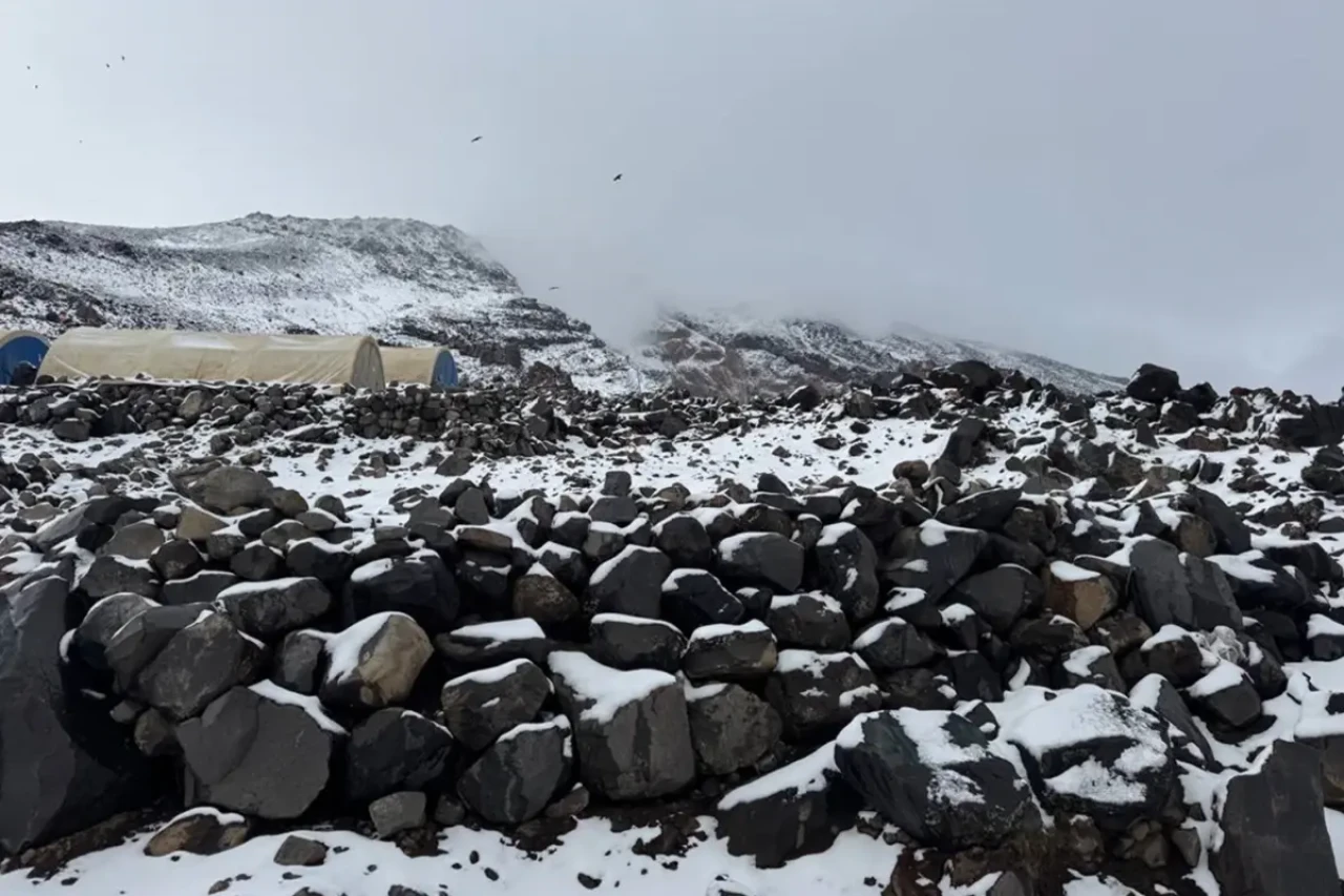 Eylülde mevsimin ilk karı yağdı, ortalık beyaza büründü