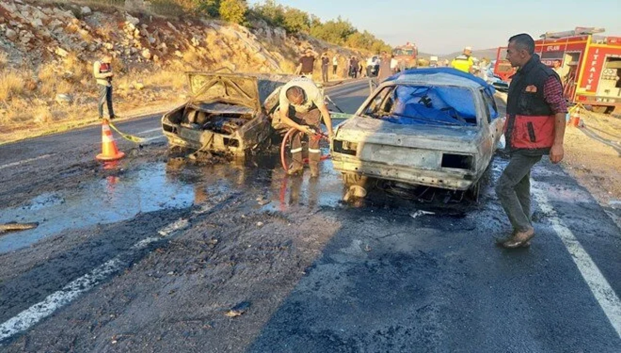 Otomobiller çarpıştı: 3 kişi yaşamını yitirdi, 5 kişi yaralı